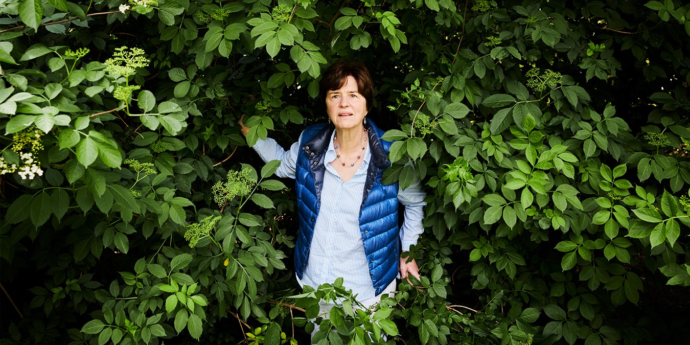 Katherine Richardson står foran en busk