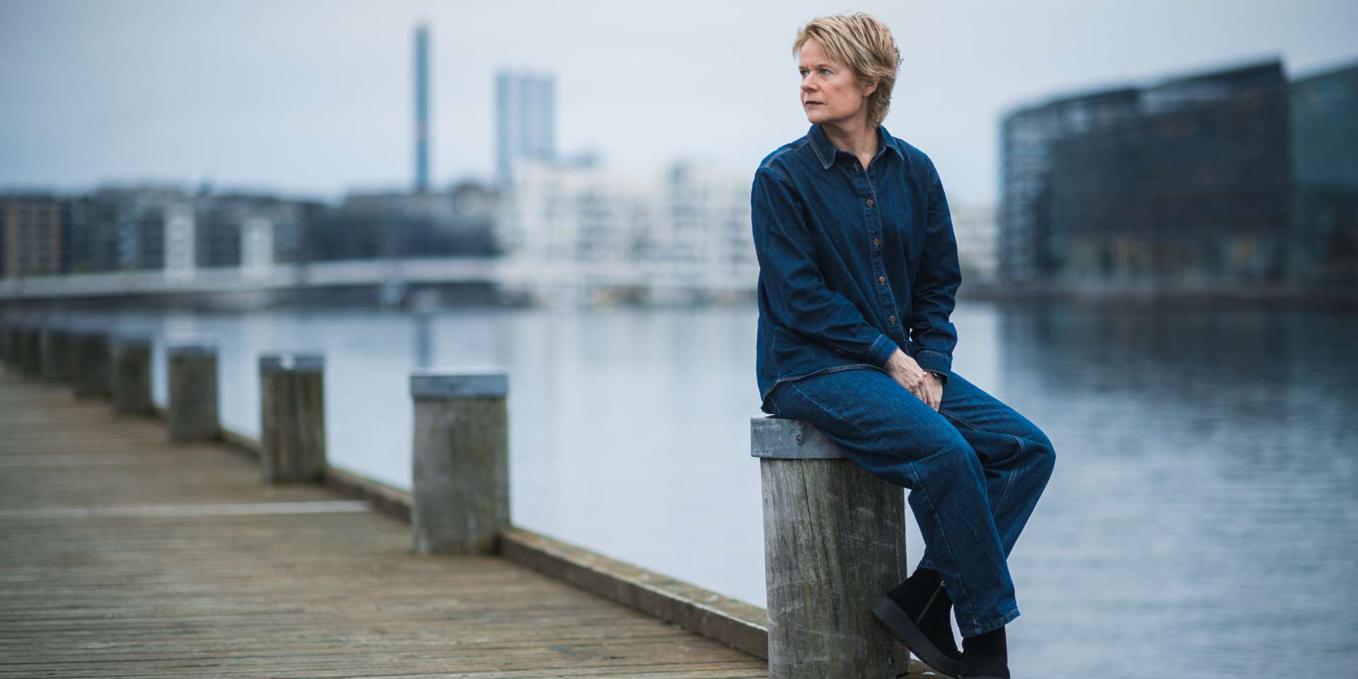 Katja Moesgaard sidder ved havnen