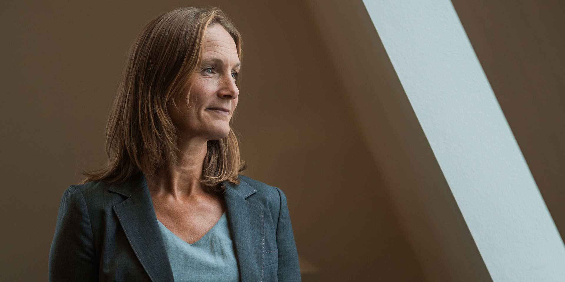 Katrine Winding kigger ud af vinduet