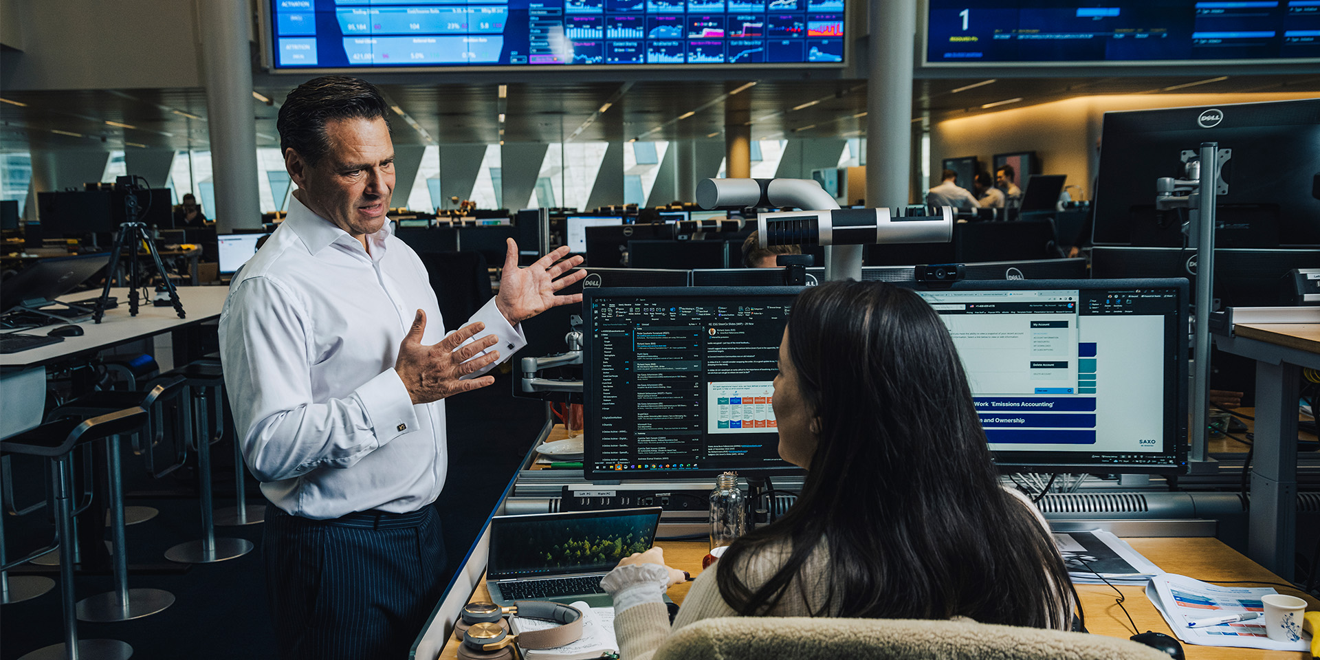 Kim Fournais på snakker med en medarbejder på Saxo Banks kontor