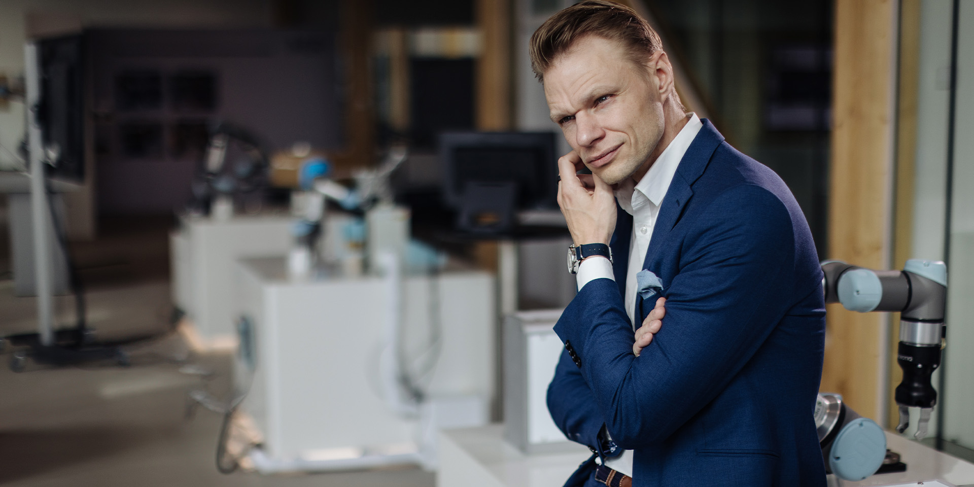 Kim Povlsen sidder for enden af et bord