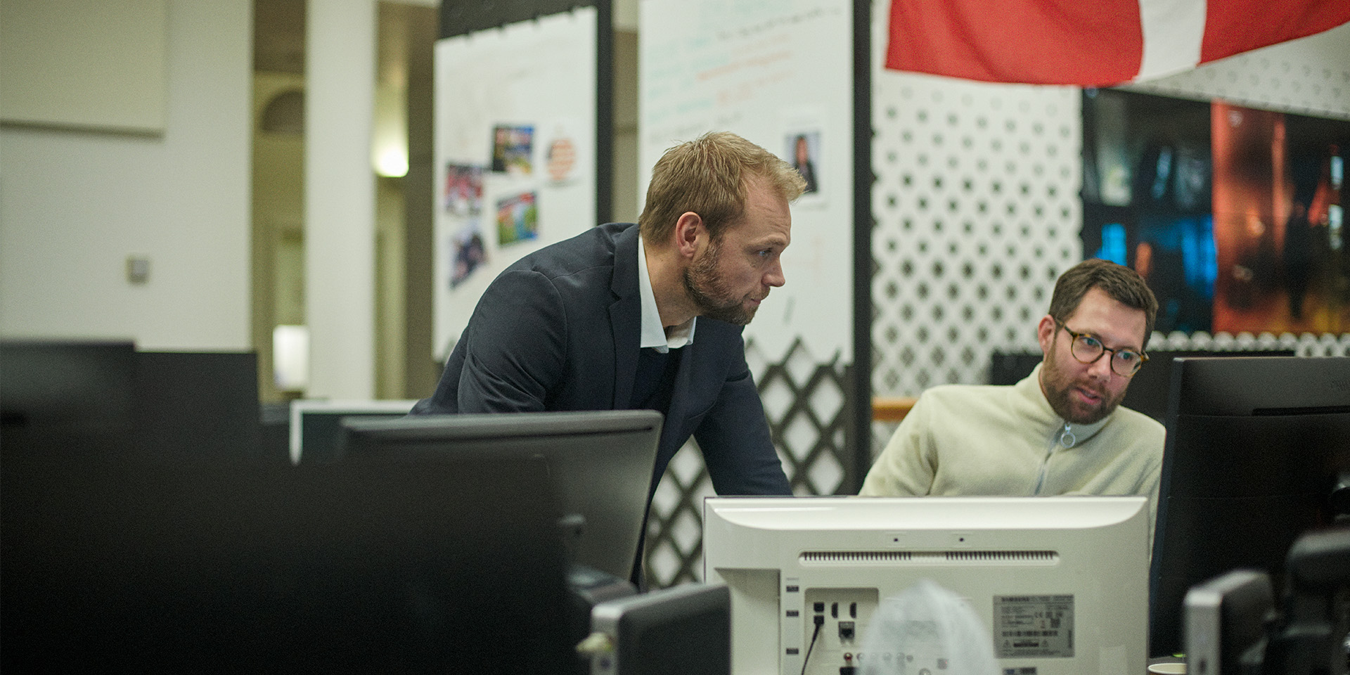 Kristian Bech Josefsen snakker med en medarbejder på TV2s kontor