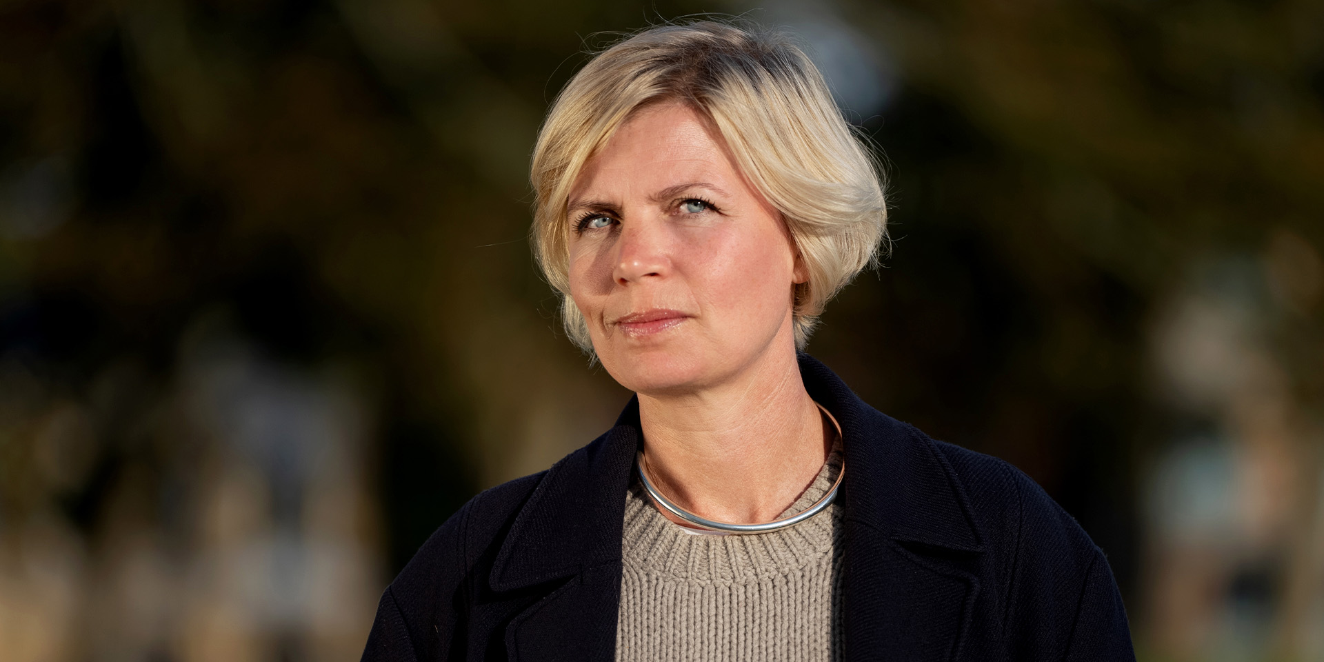 Lærke Kløvedal står foran nogle træer