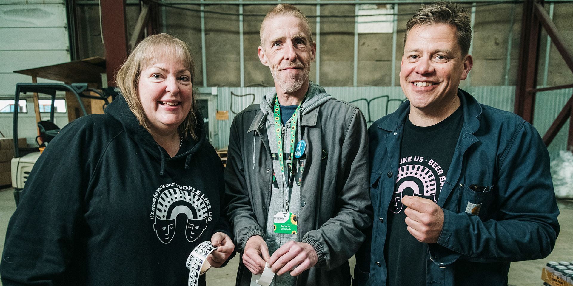 Tina Emtkjær (til venstre) og Jimmi Holtze Steen (i midten) arbejder for Lars Carlsen (til højre) i  hans bryggeri "People Like Us". Her har de fået en dagligdag på arbejdsmarkedet igen. 