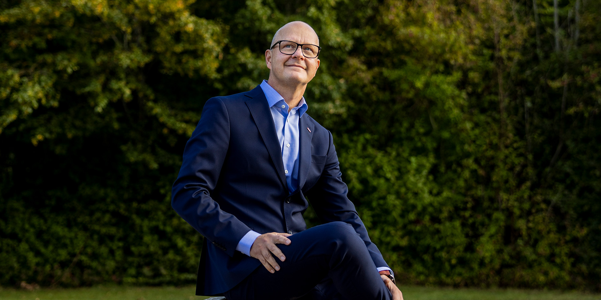 Lars Petersson sidder på en sten