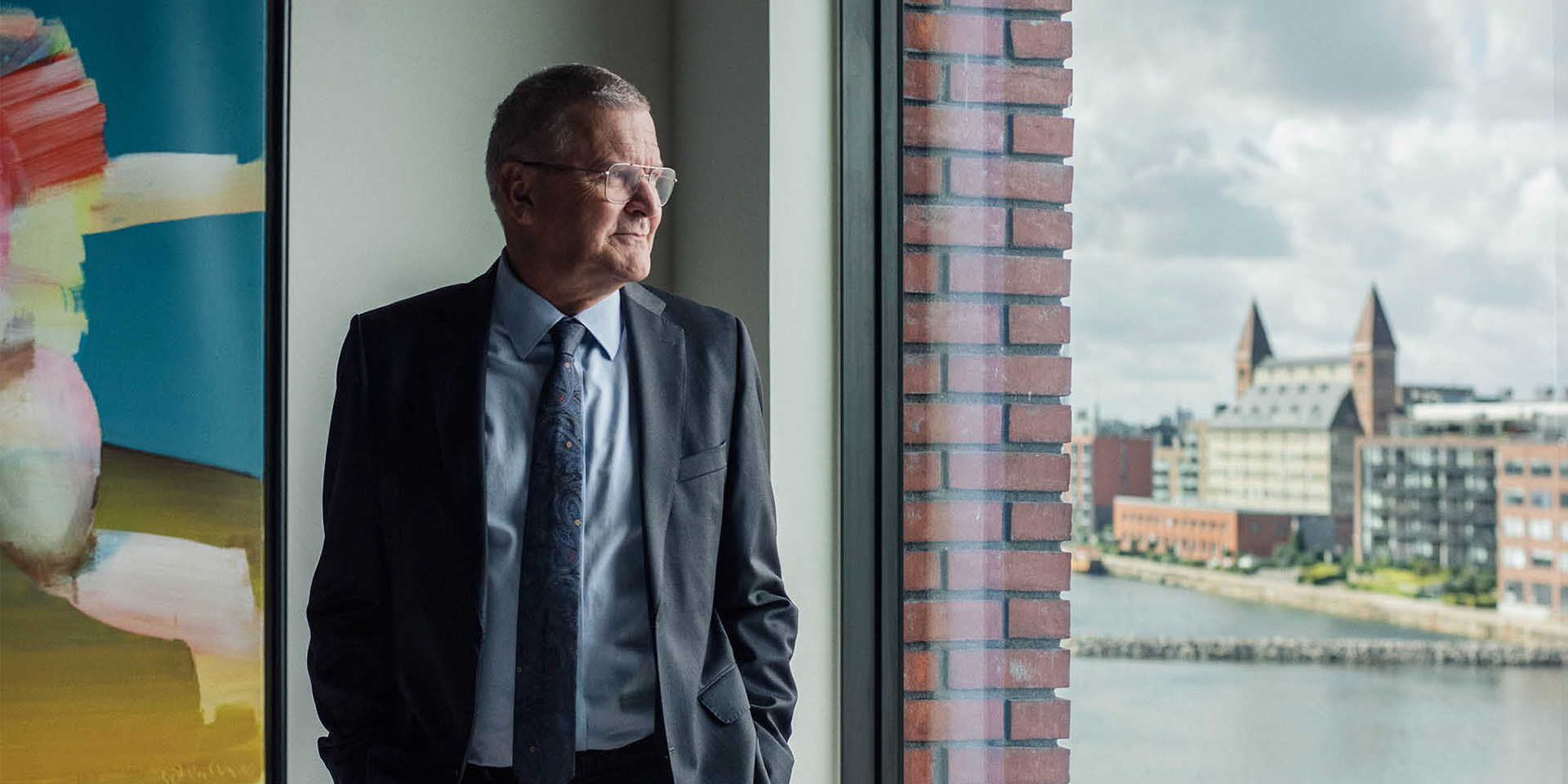 Nationalbankdirektør Lars Rohde står på sit kontor og ser ud over København