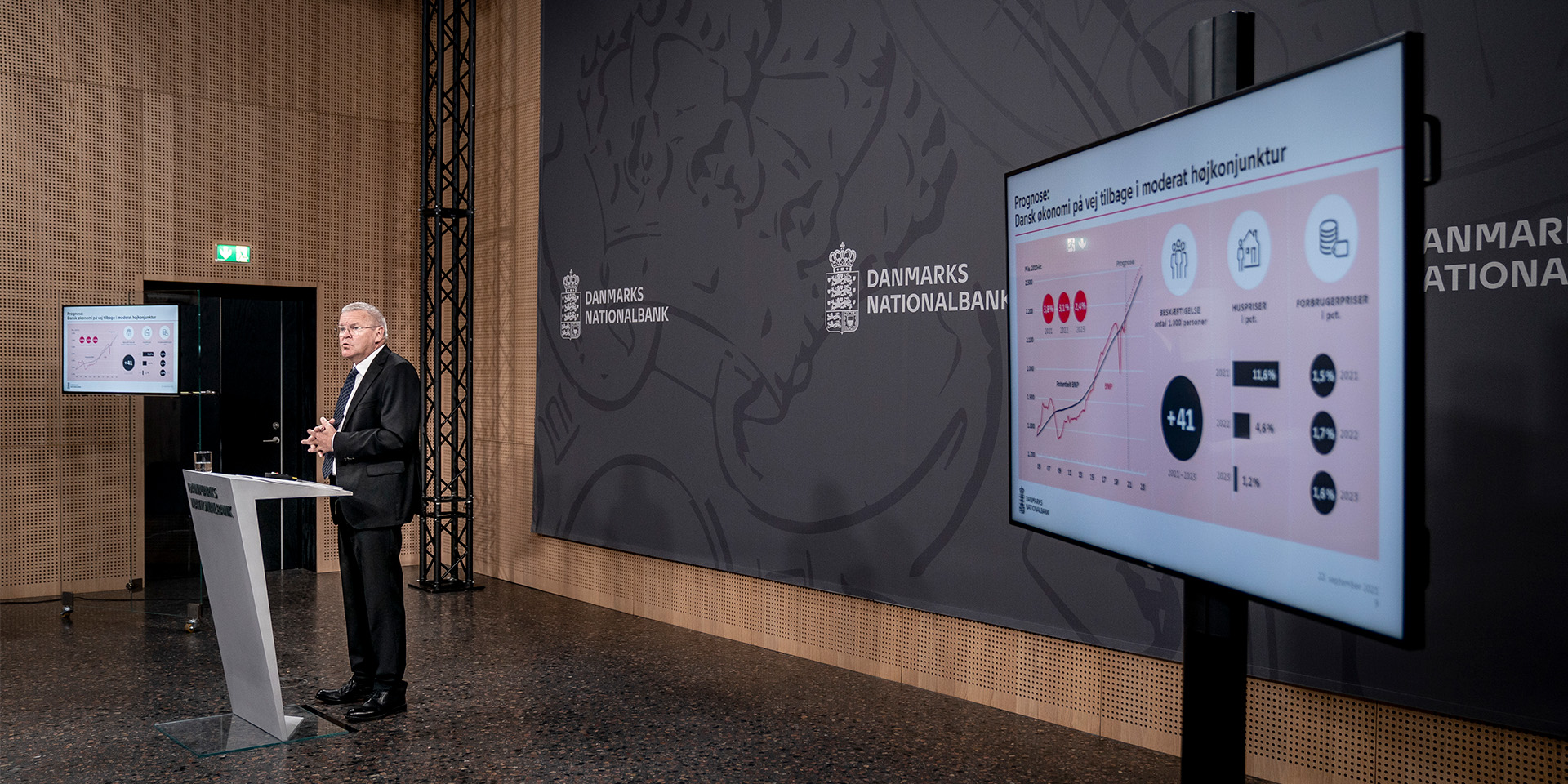 Lars Rohde snakker på et pressemøde om Danmarks økonomiske fremtid