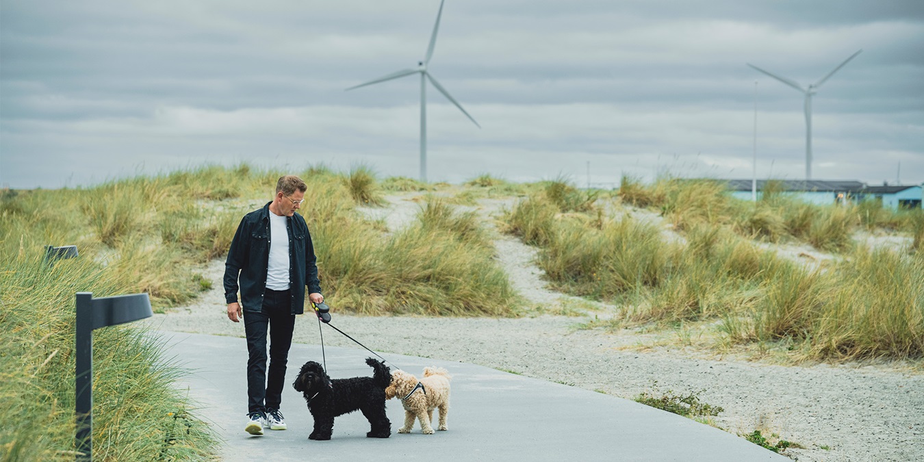 Lars Sander Matjeka går tur med sine hunde på Amager Strandpark