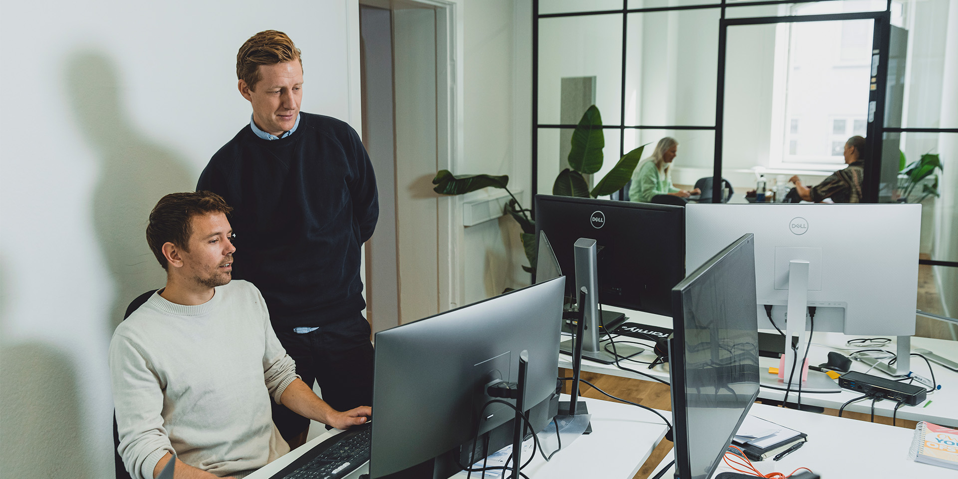Lasse Stær Hoffmeyer snakker med en ansat på Famlys kontor