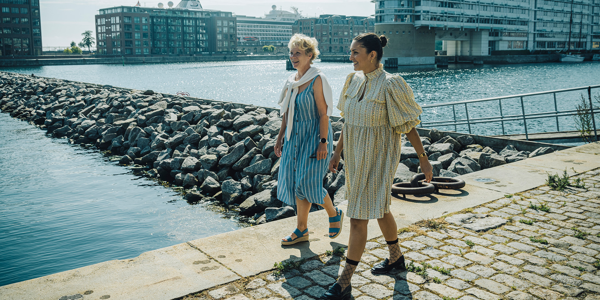 To kollegaer fra LB forsikring går en tur for at få en pause