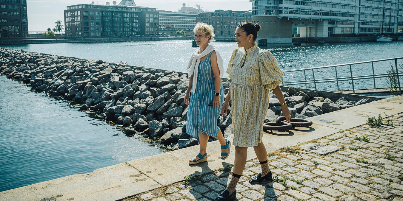 To kollegaer fra LB forsikring går en tur for at få en pause