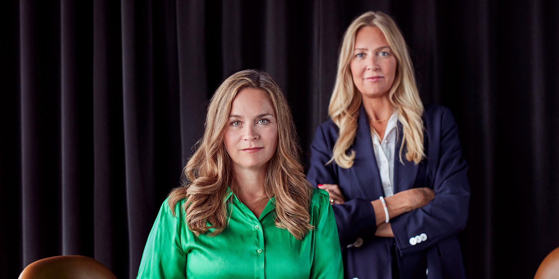 Louise Dinesen og Vibeke Lunding-Gregersen står foran et sort gardin
