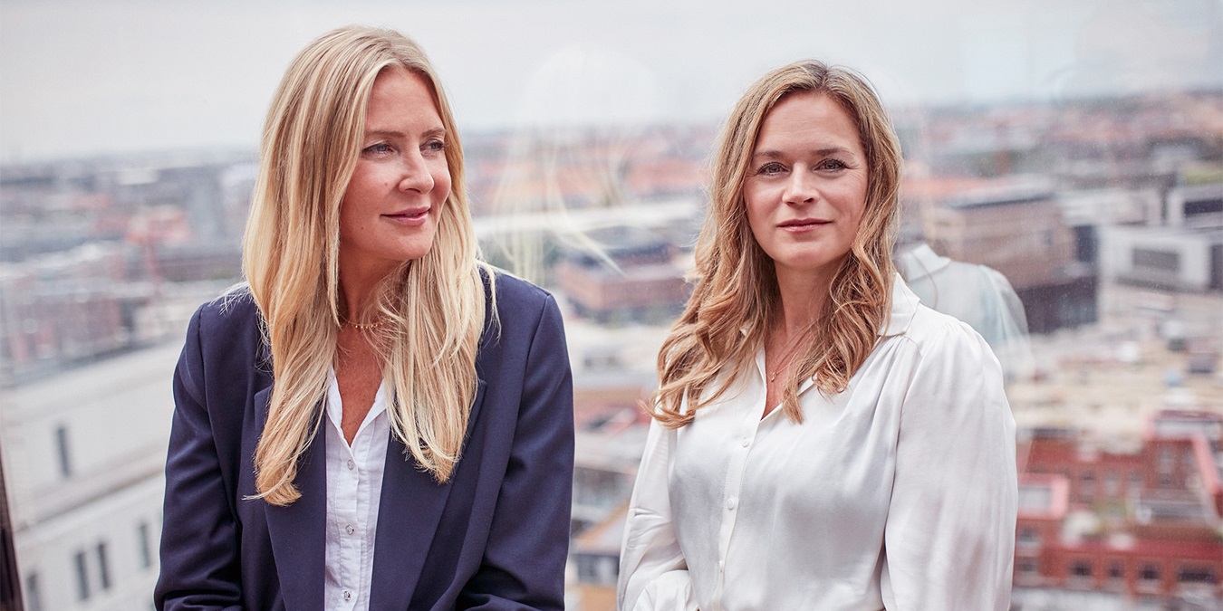 Louise Dinesen og Vibeke Lunding-Gregersen sidder foran et vindue