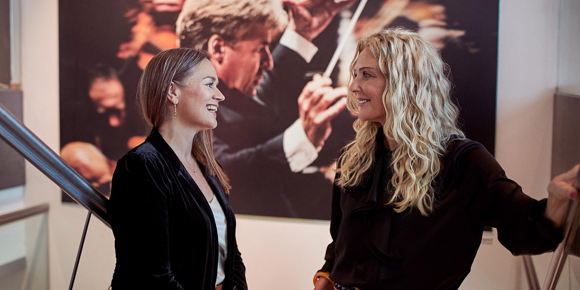 Louise Dinesen og Vibeke Lunding-Gregersen står på en trappe