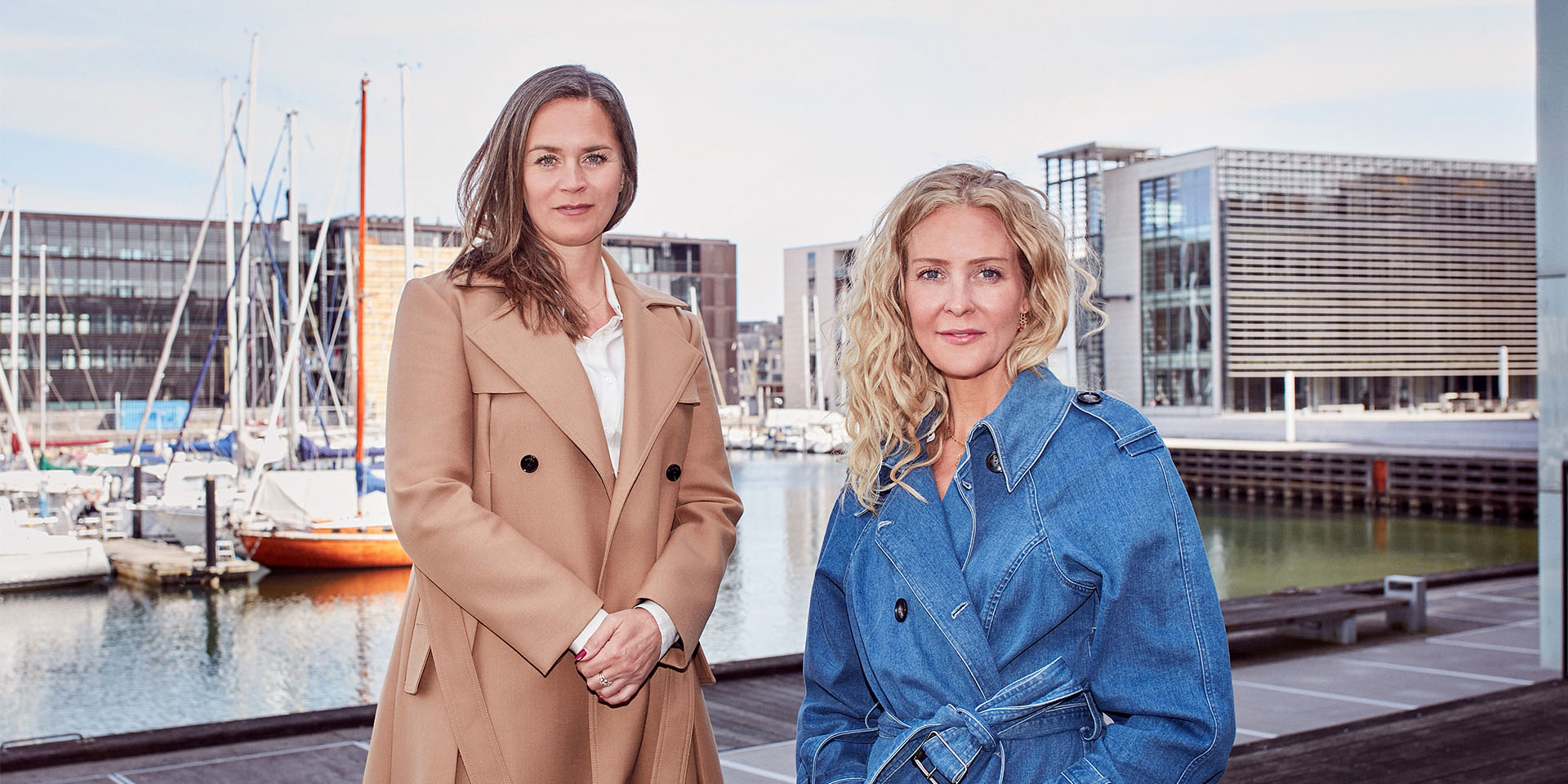 Louise Dinesen og Vibeke Lunding-Gregersen står på havnen