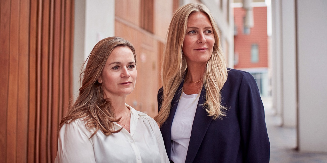 Louise Dinesen og Vibeke Lunding-Gregersen kigger mod udsigten