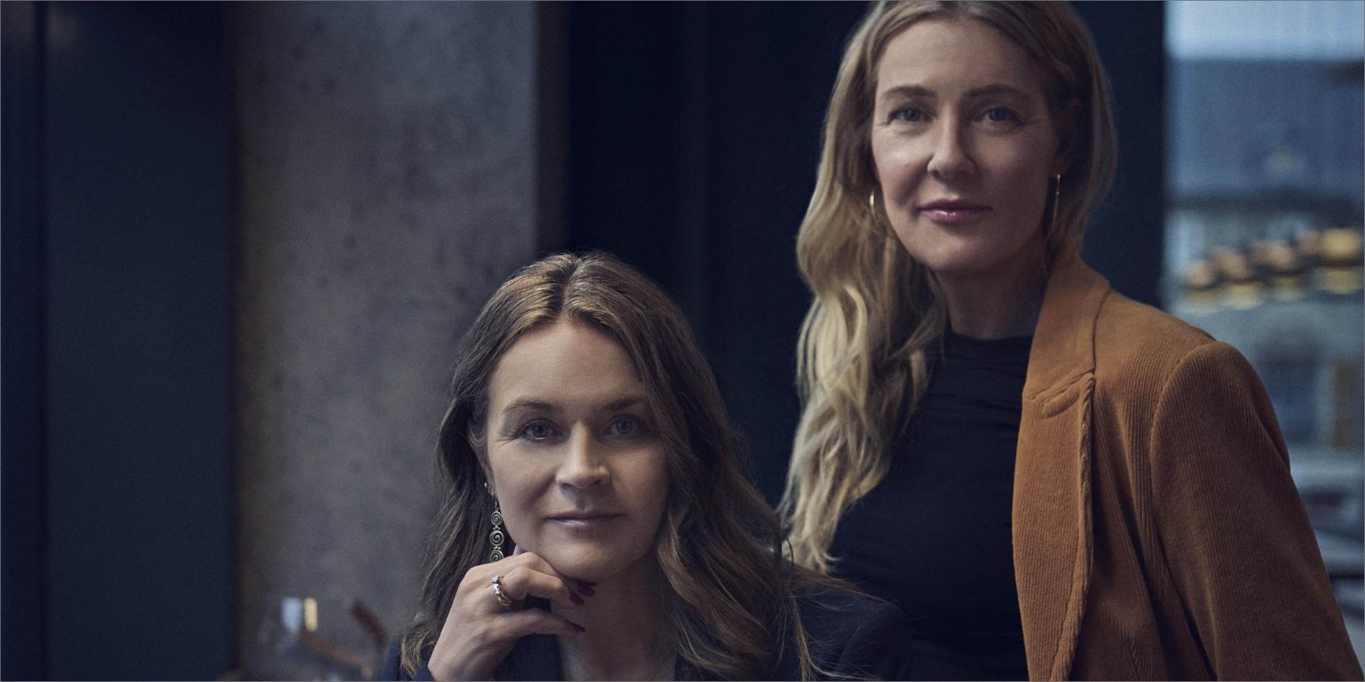 Lederhjerne værterne står ved siden af hinanden