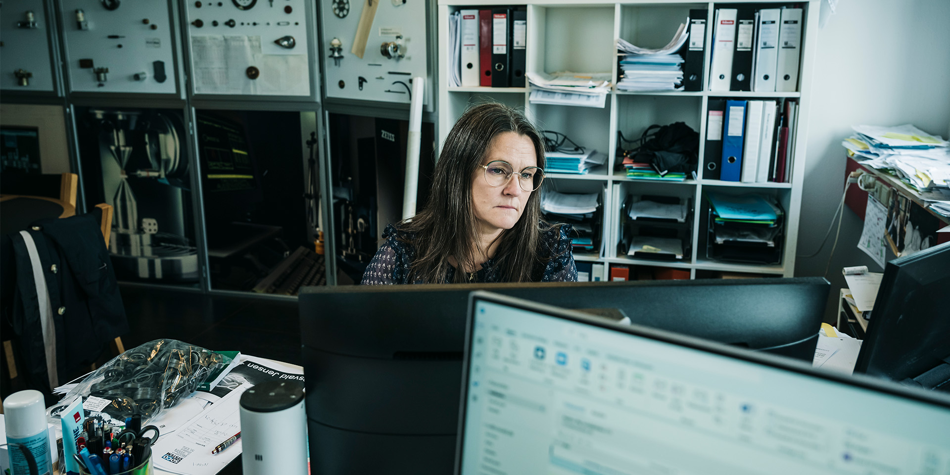 Lotte Bruun Jensen sidder ved et skrivebord