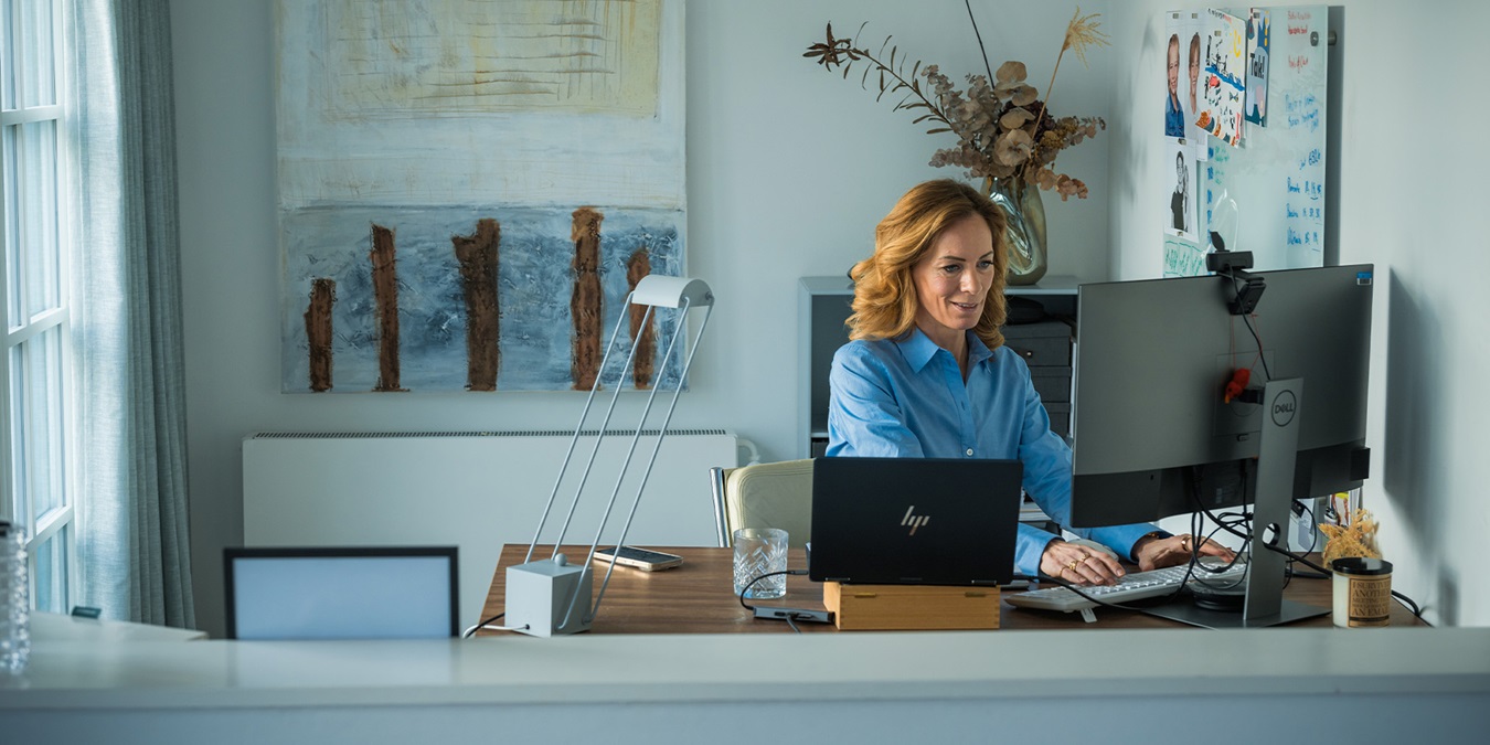 Louisa Loran arbejder hjemme foran sin desk setup