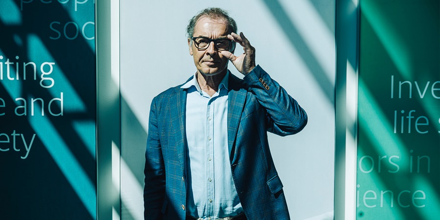 Mads Krogsgaard Thomsen står og fikser sine briller