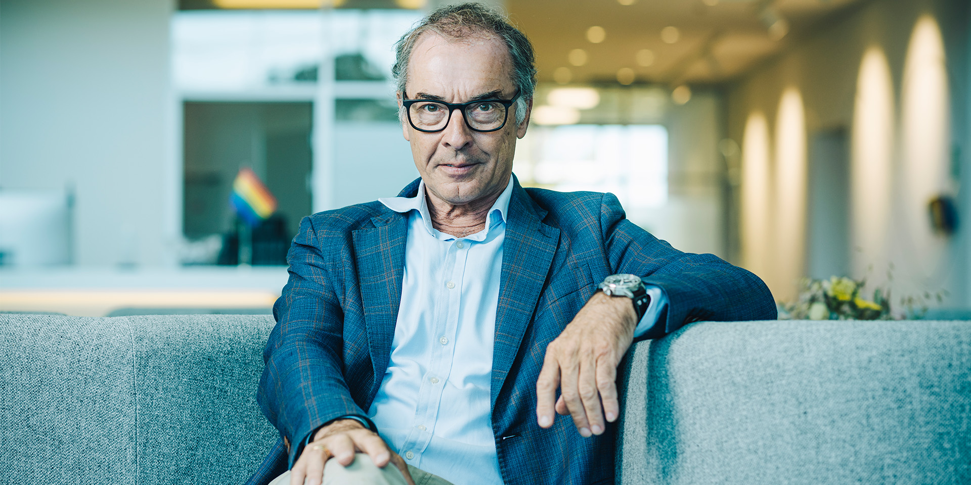 Mads Krogsgaard Thomsen sidder i en sofa og ser ind i kameraret