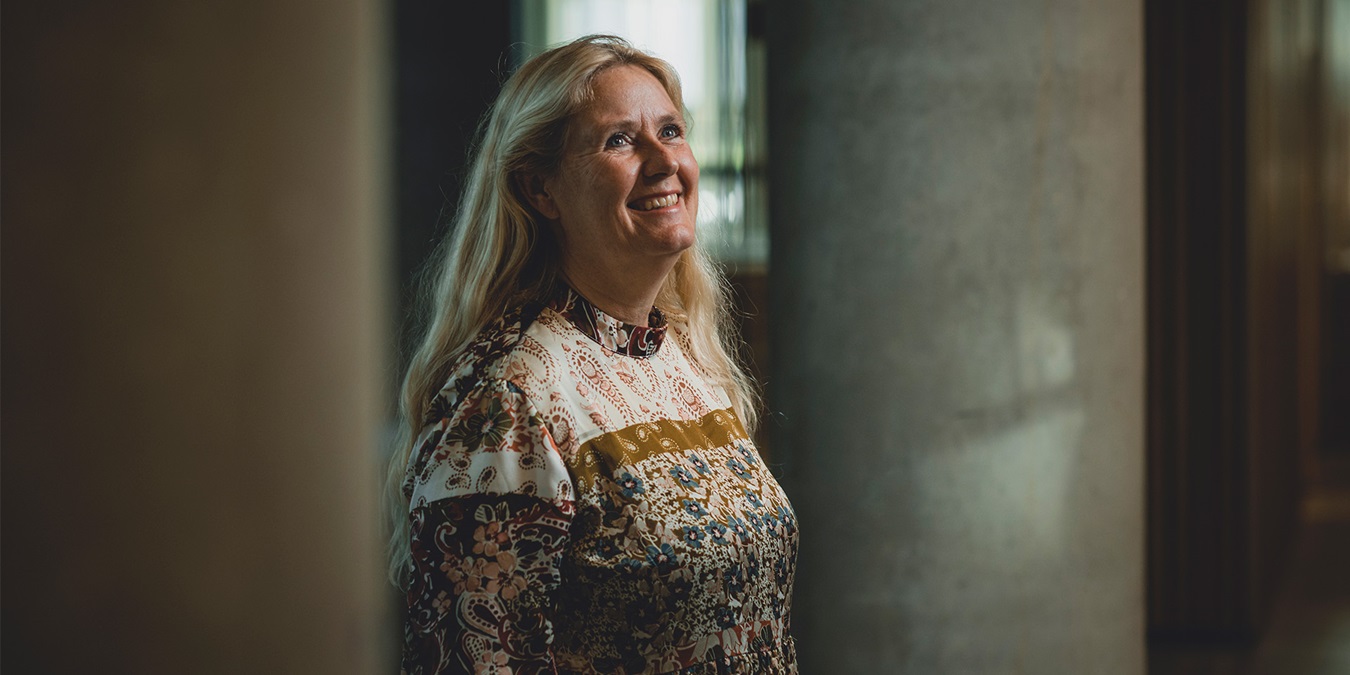 Marianne Foldberg Steffensen smiler og ser ud i horisonten