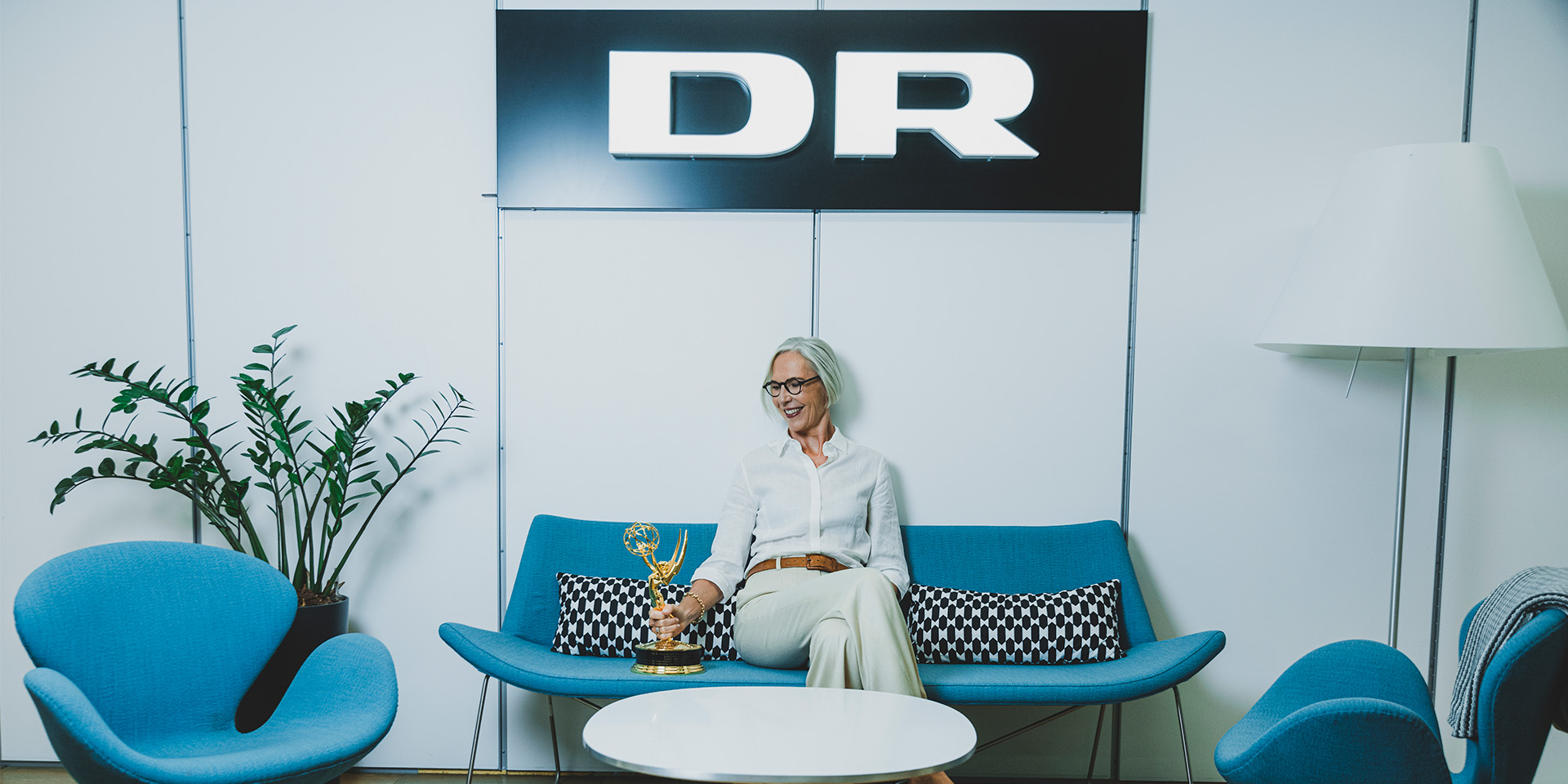Maria Rørbye Rønn sidder på DR med sin Emmy award i hånden