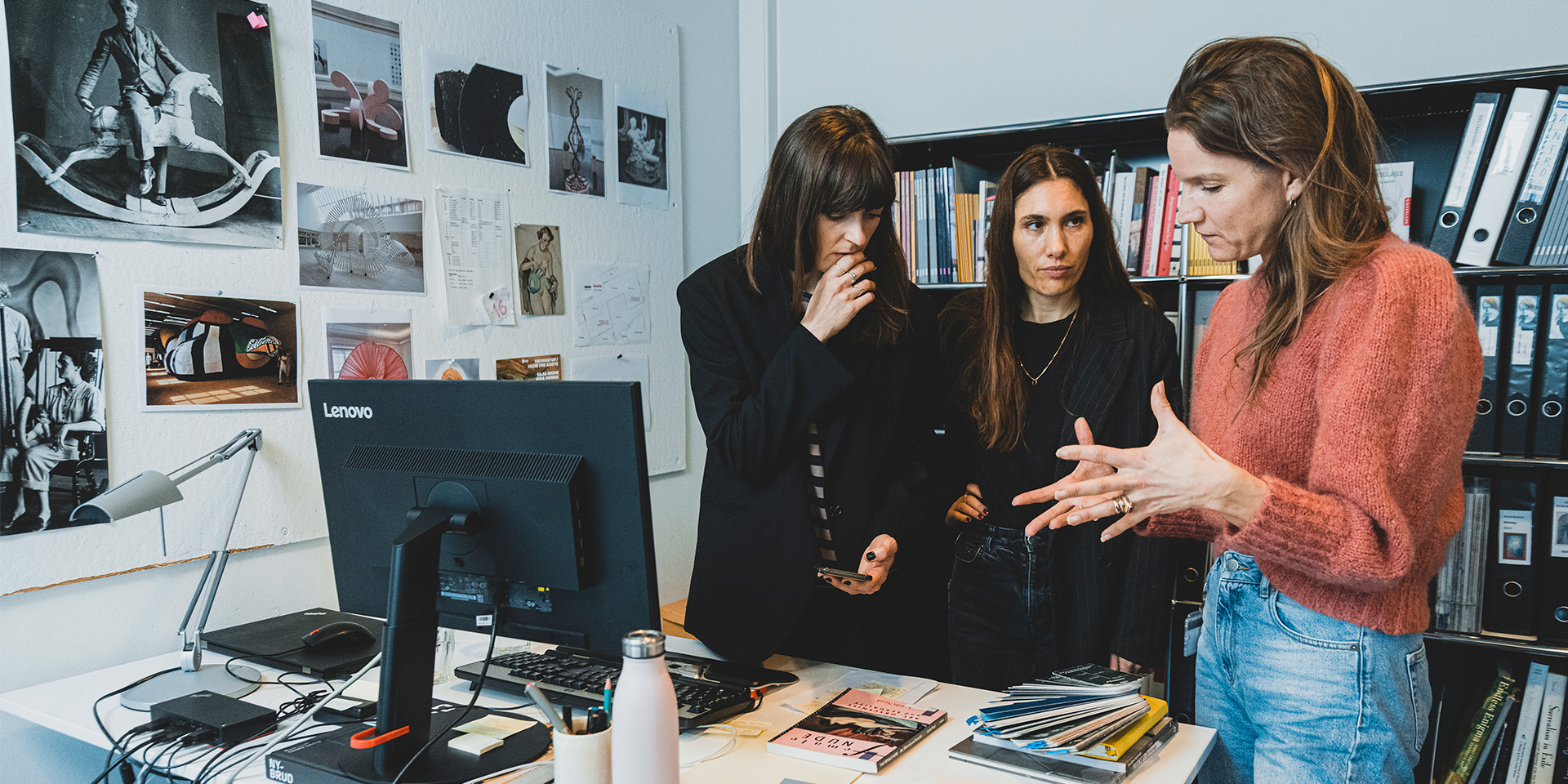 Marie Nipper står på et kontor og snakker med medarbejdere