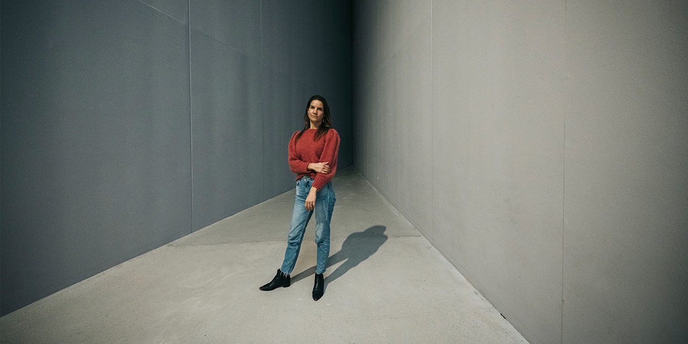 Marie Nipper står i et hjørne