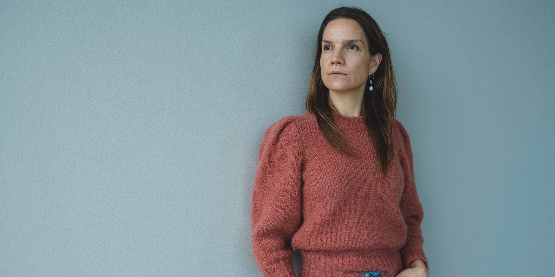 Marie Nipper læner sig op ad væg