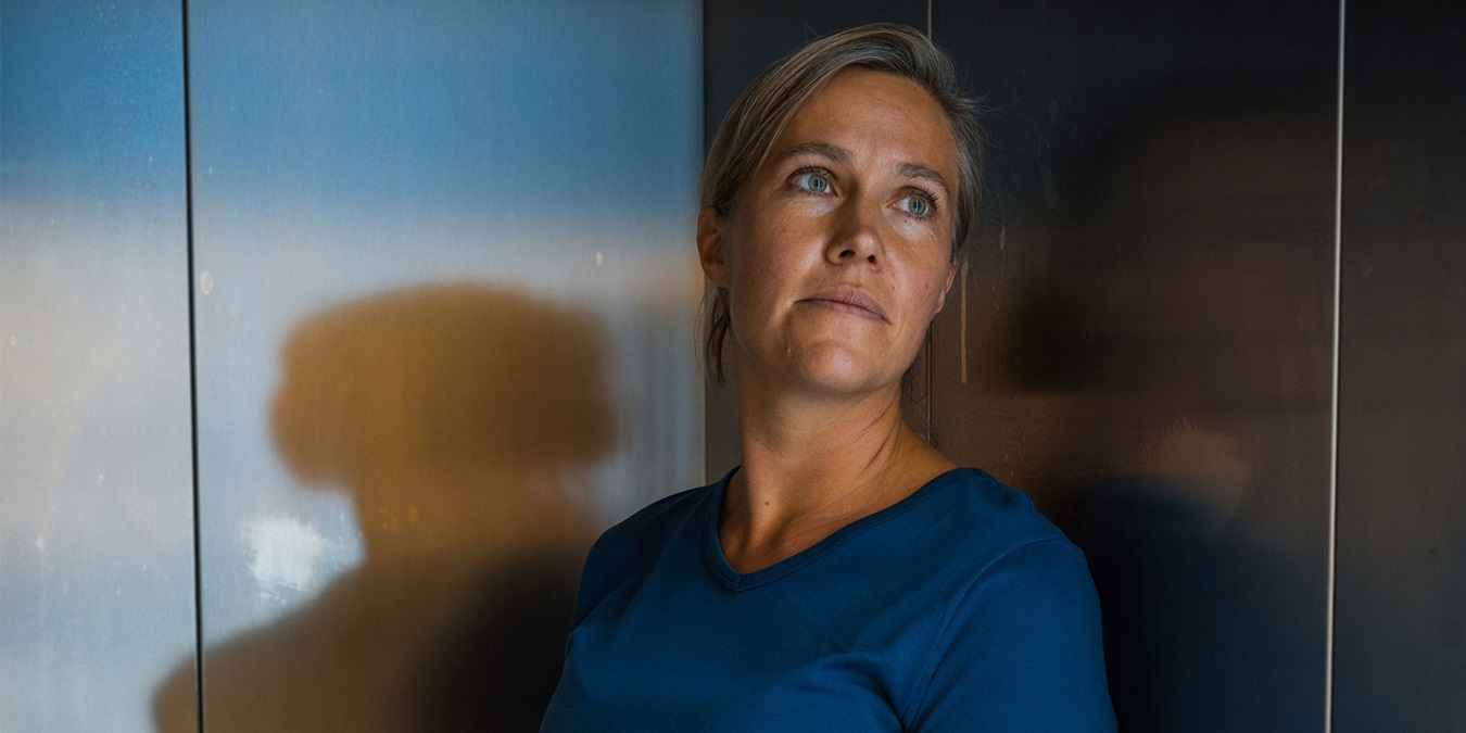 Marie Storkholm læner sig op ad en væg