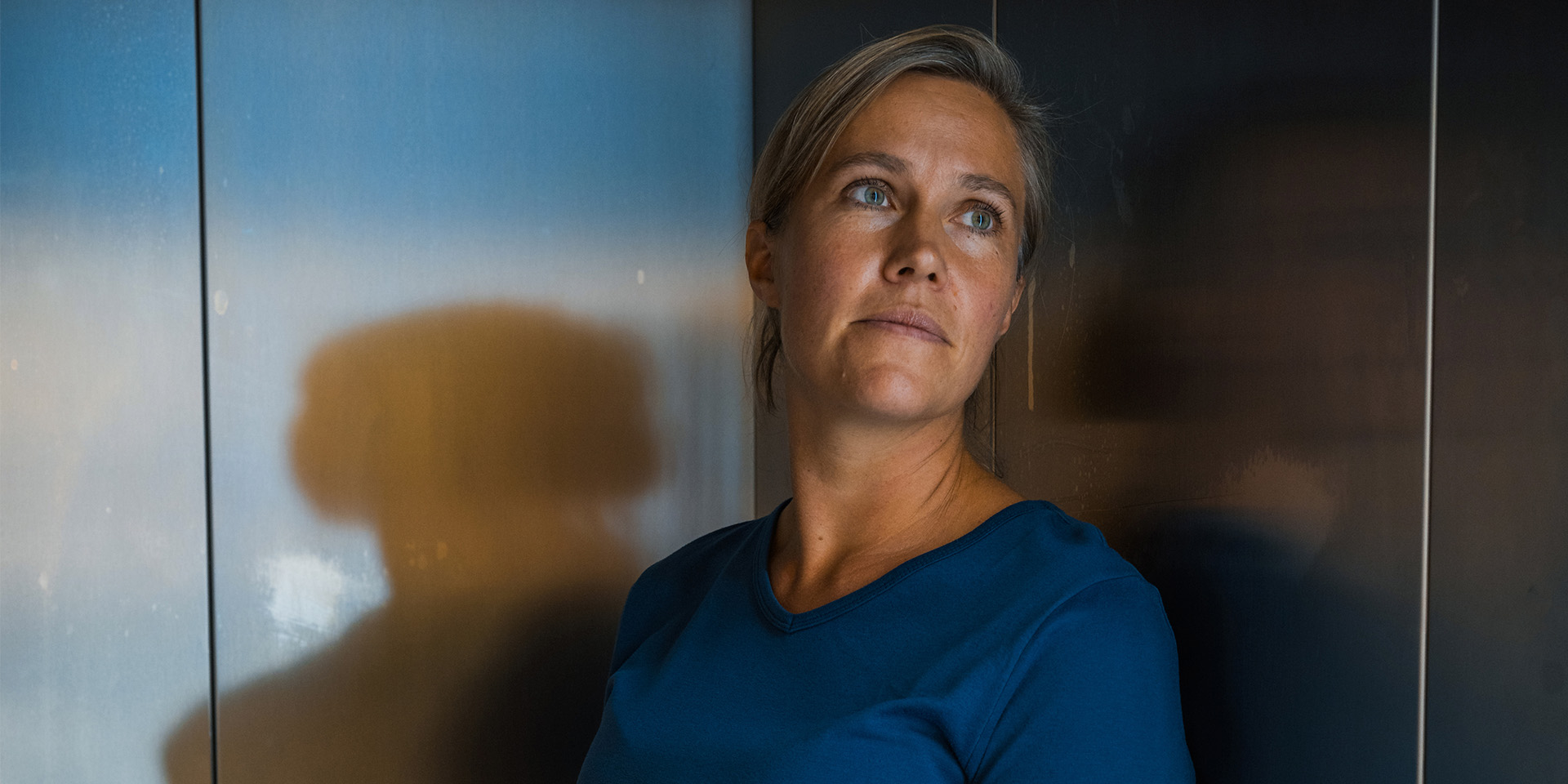 Marie Storkholm læner sig op ad en væg