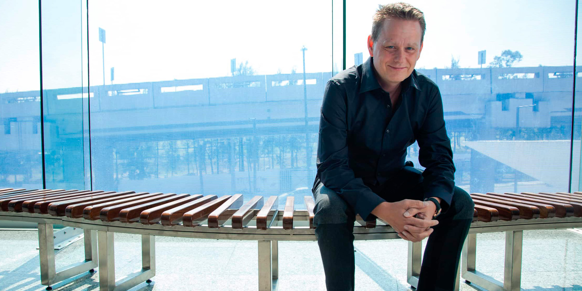 Martin Lindestrøm sidder på en bænk