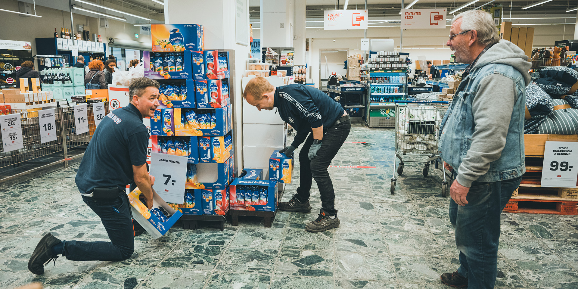 Max Skov Hansen med medarbejder Tobias Kofoed Vibtis og kunde