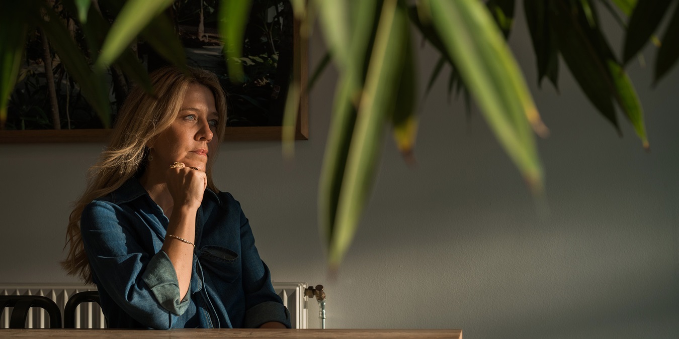 Mette Bertelsen Fredsgaard sidder på en stol og kigger ud af vinduet