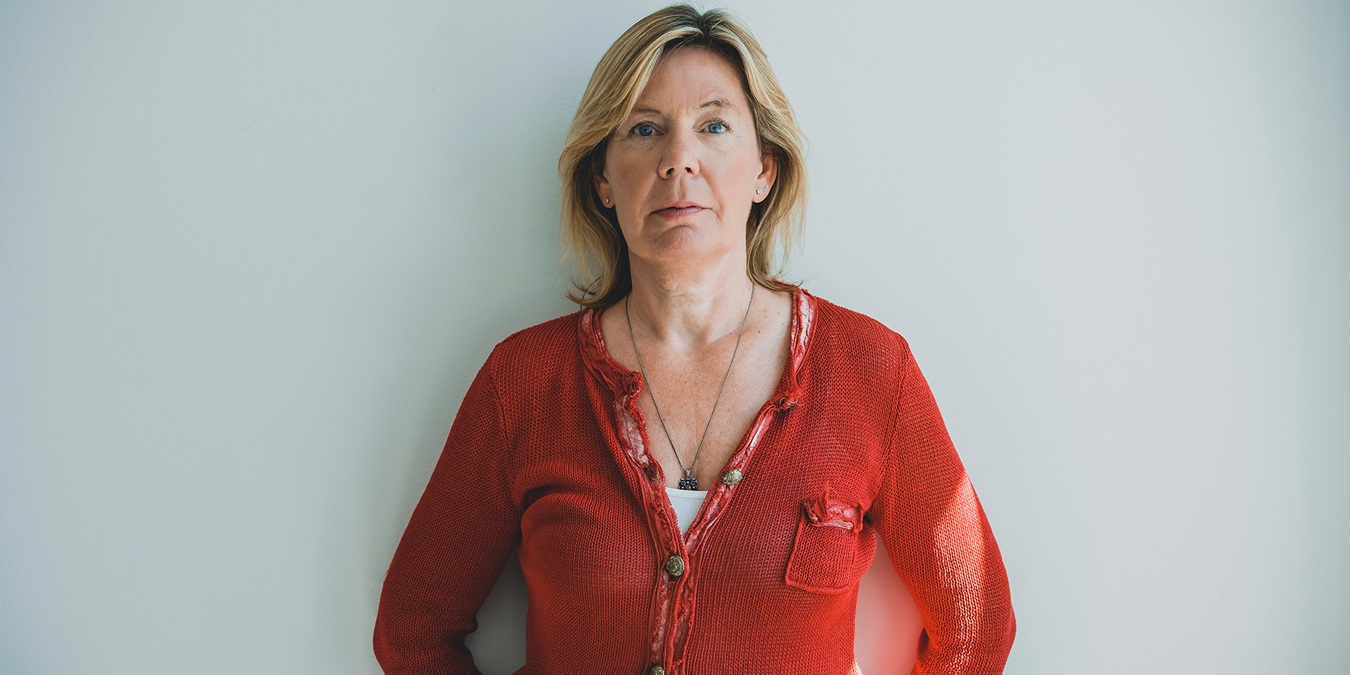 Mette Davidsen Nielsen står med ryggen mod en væg