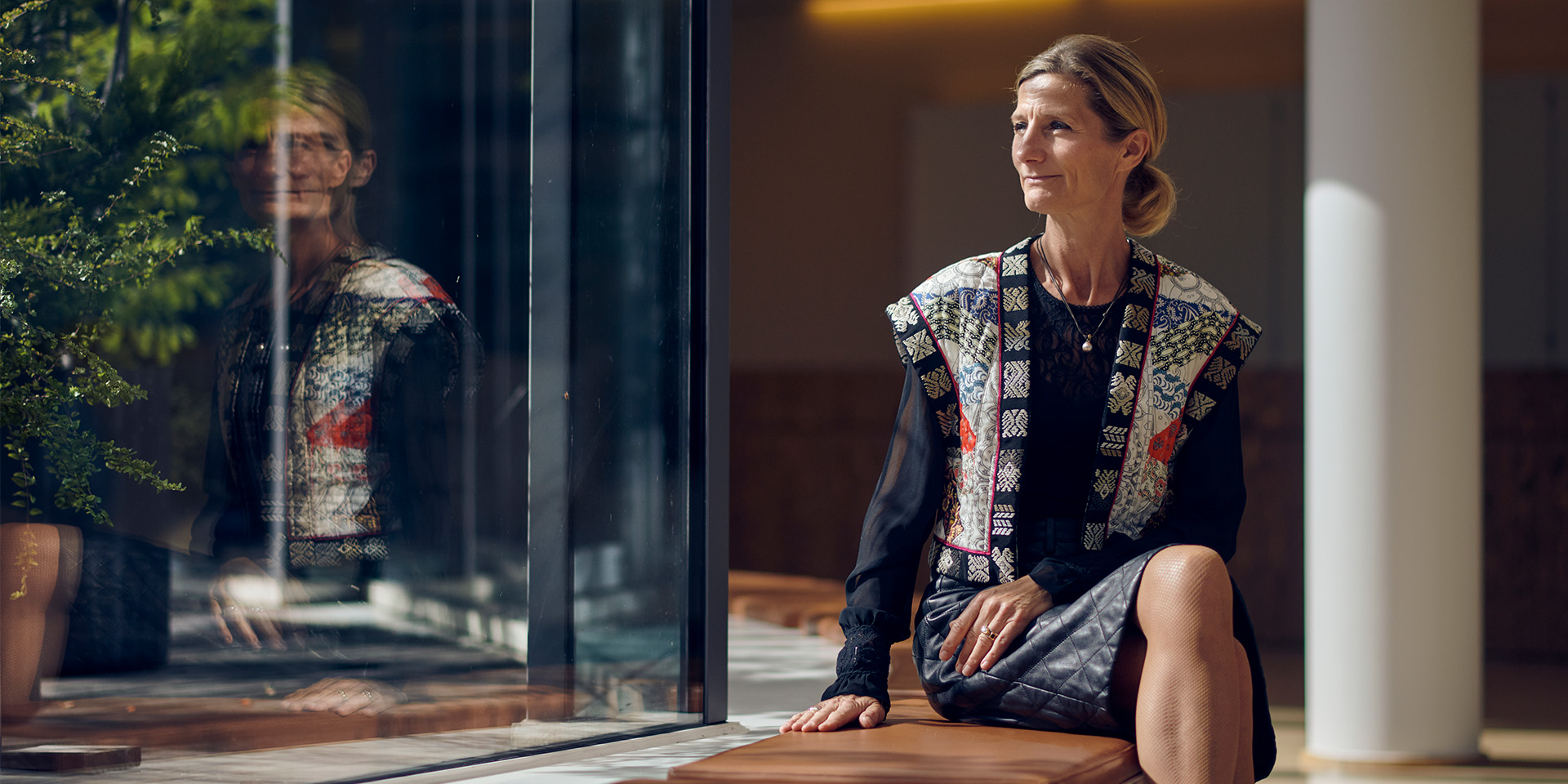 Mette Louise Kaagaard sidder ved et vindue og ser ud