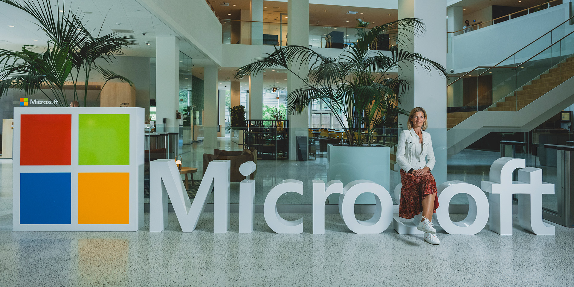 Mette Kaagaard foran Microsoft skilt