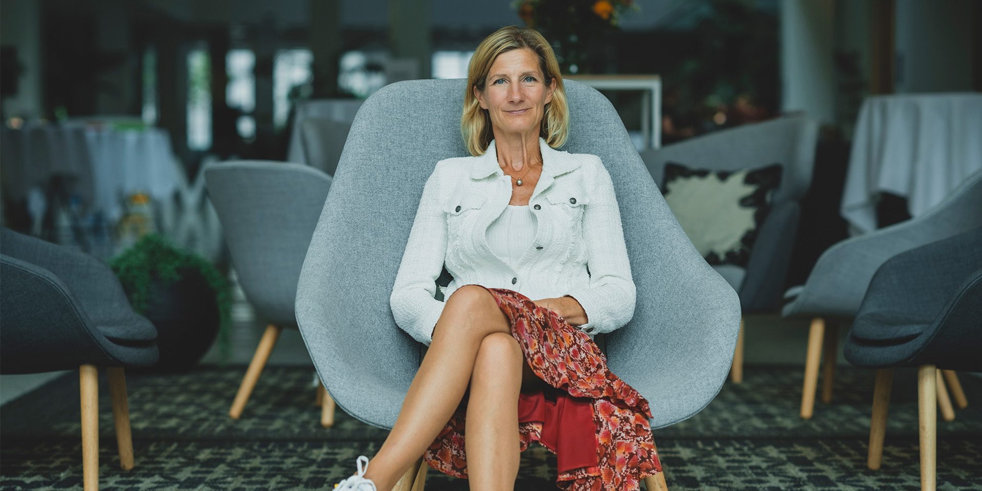 Mette Kaagaard sidder i en stol på Microsofts hovedkontor