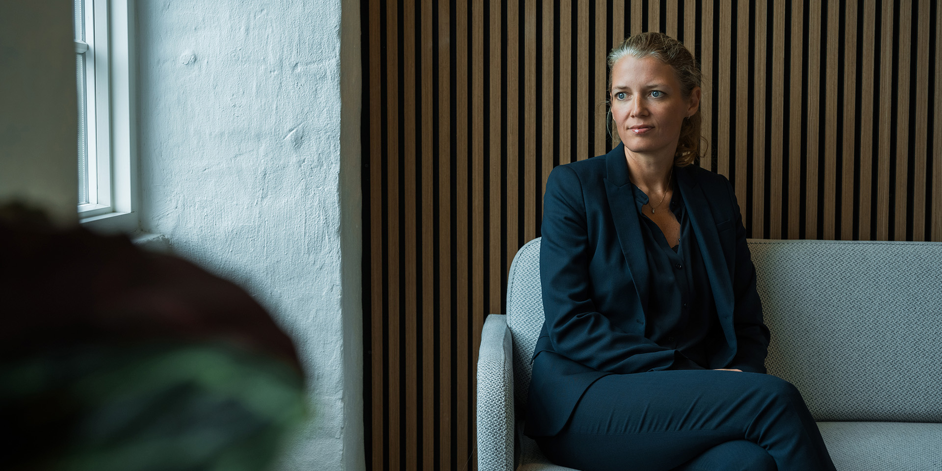Mette Lykke sidder i en sofa på kontoret