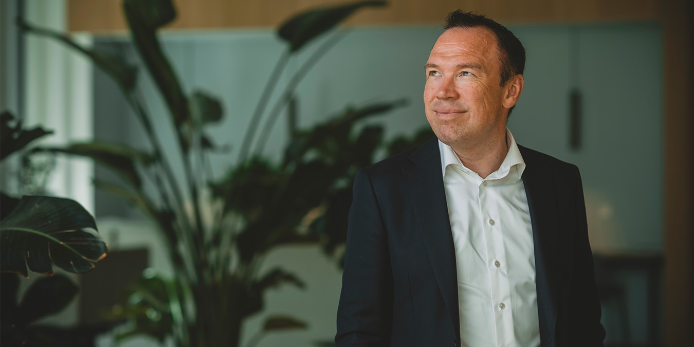 Michael Hansen på skuer ud i horisonten