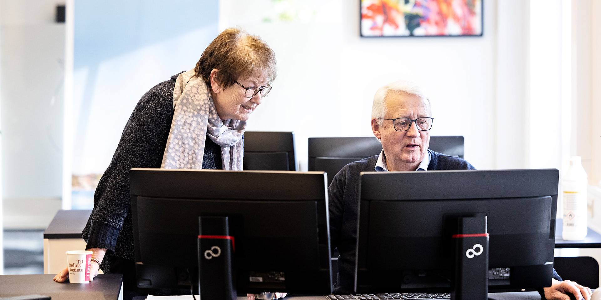 Ilse Møller og Lars Hansen foran en computer