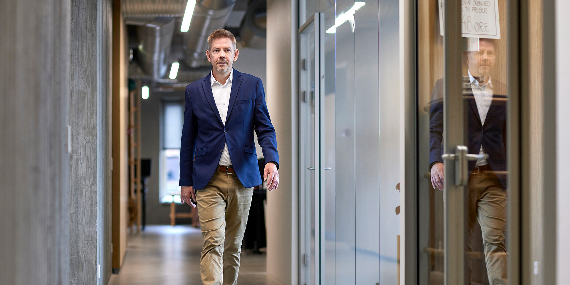 Mikkel Grene går på en gang på kontoret