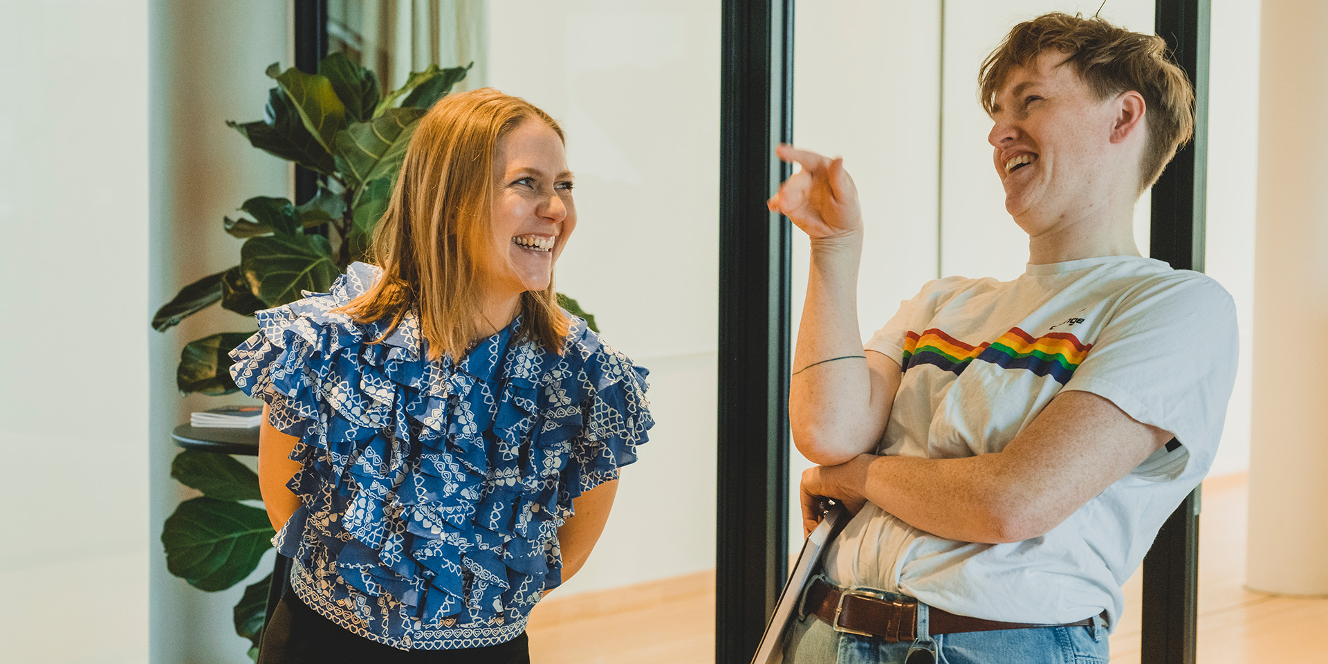 To medarbejdere hos Molt Wengel griner sammen