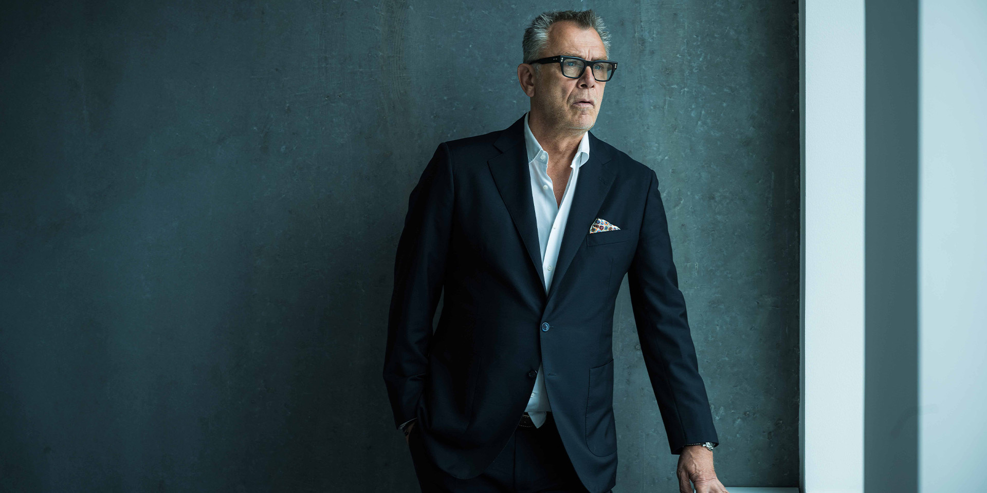 Morten Christiansen kigger ud af et vindue