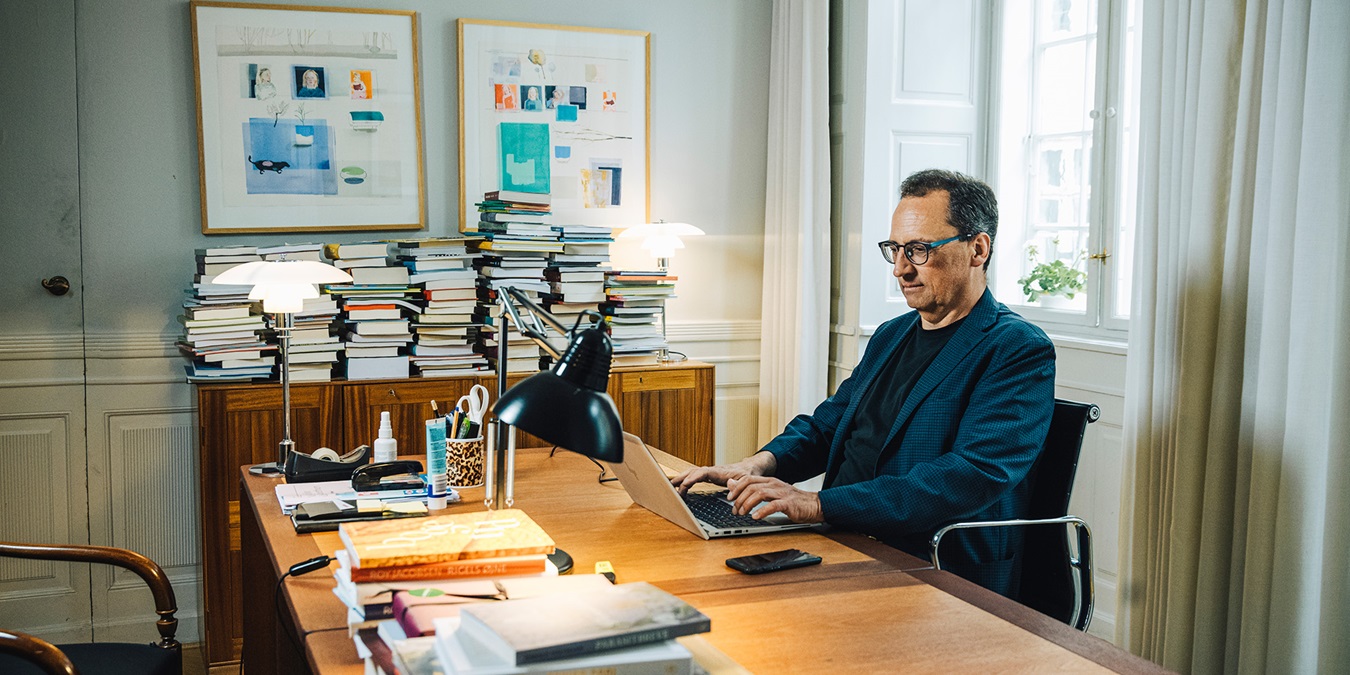 Morten Hesseldahl sidder på sit kontor og arbejder på computeren