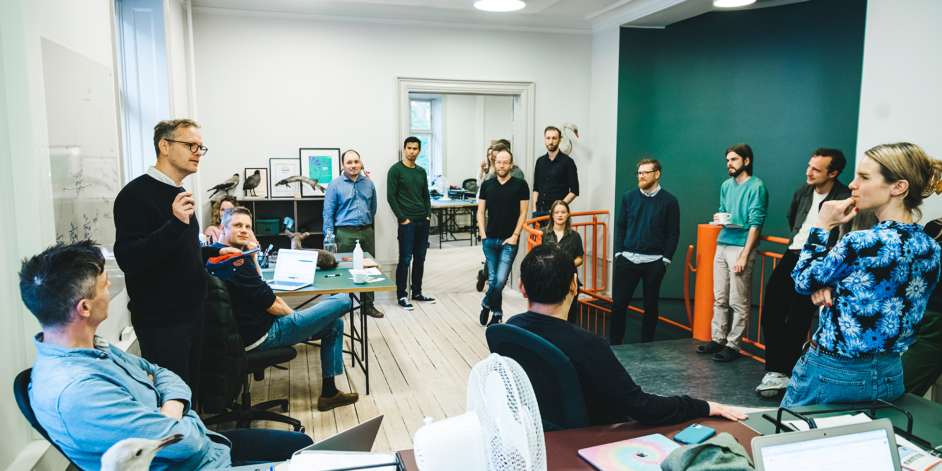 Hos bureauet MUST trækker de hver måned lod om, hvem der skal være chefen