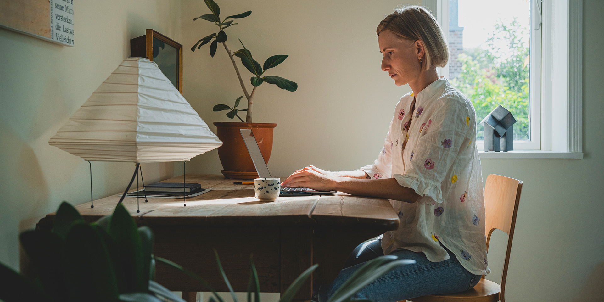 Nanna Schultz sidder ved skrivebord