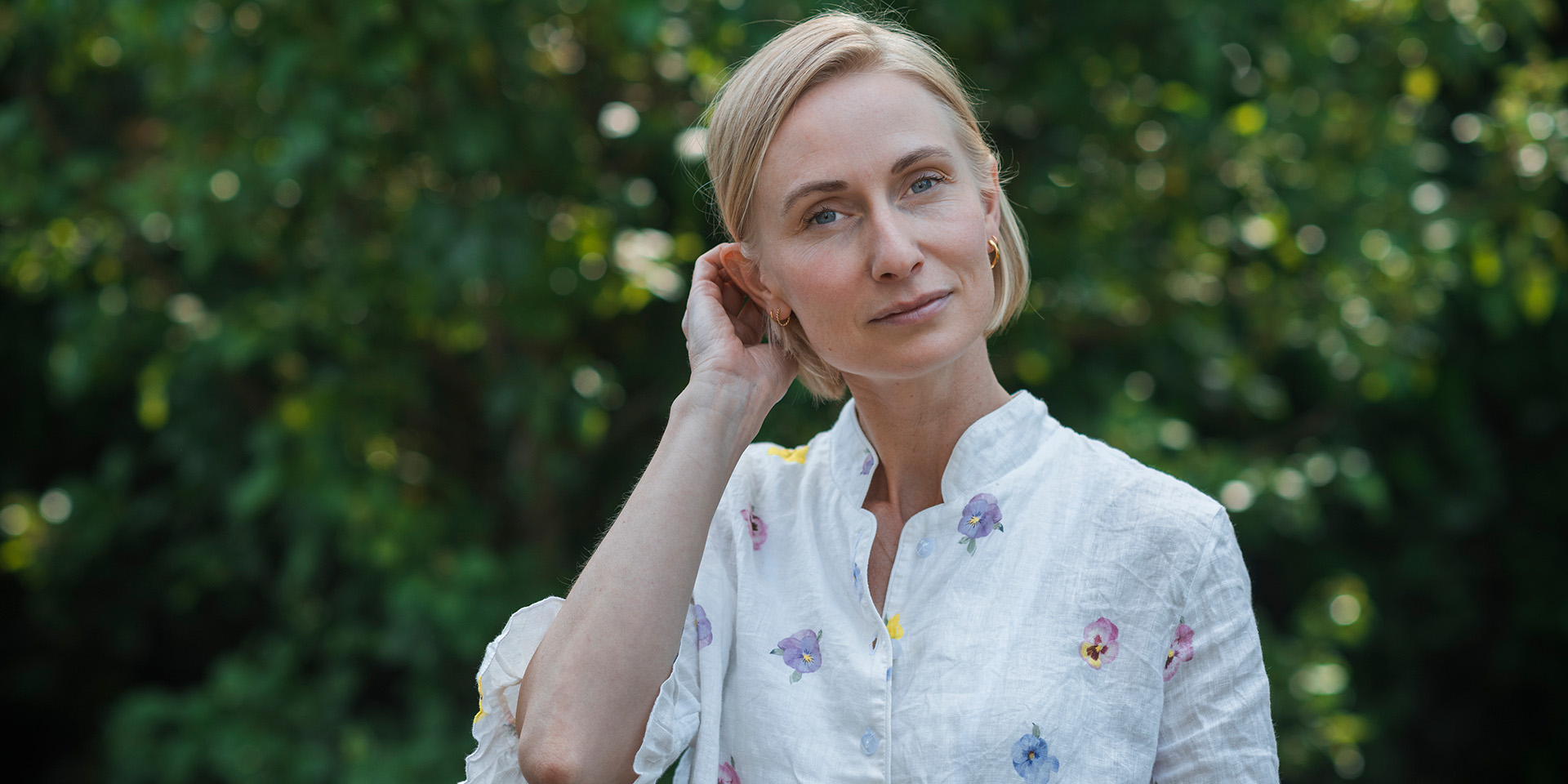 Nanna Schultz udenfor stryger håret bag øret