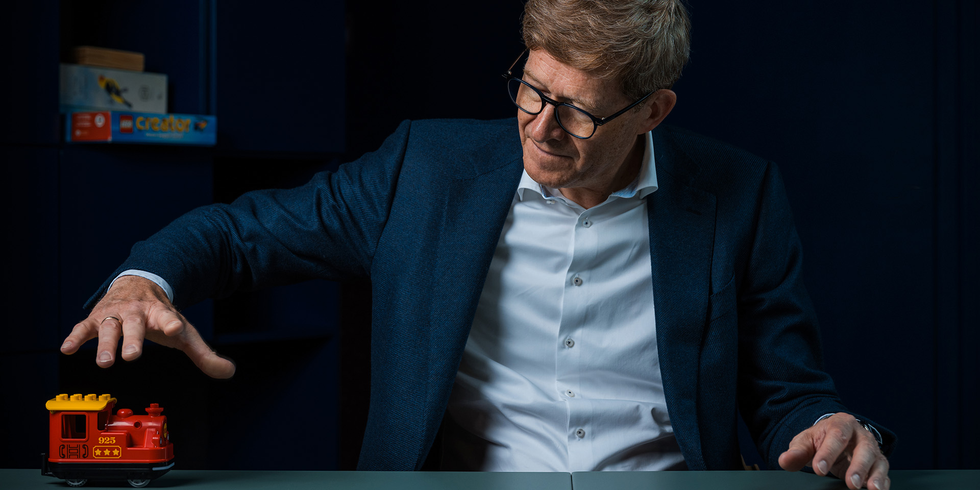 Niels B Christiansen leger med et LEGO tog